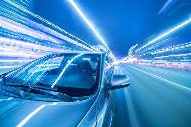 Gece şehir sürücü araba ile