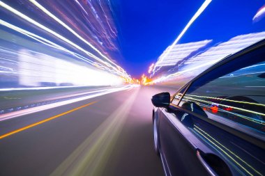 Bir gece şehrinde hareket eden Yan Araba görüntüsü