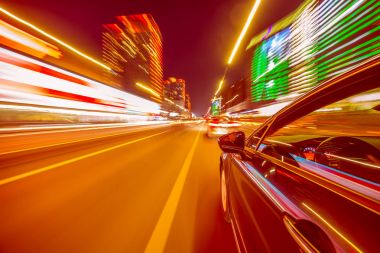 Bir gece şehrinde hareket eden Yan Araba görüntüsü