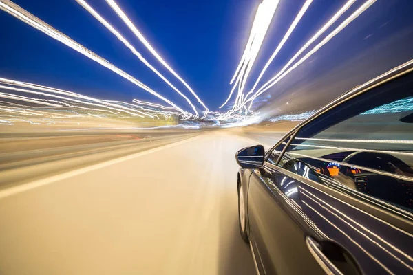 Uitzicht vanaf zijkant van de auto bewegen in een nacht stad — Stockfoto