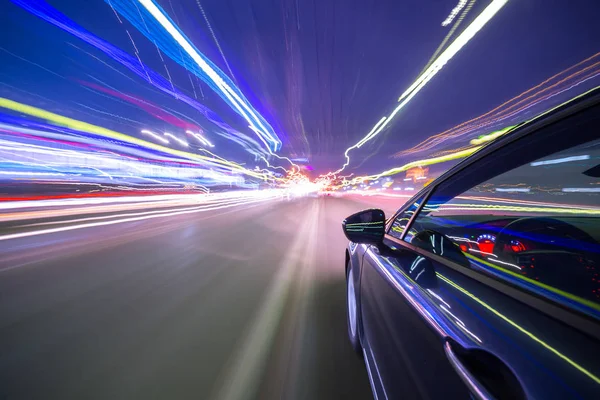 Uitzicht vanaf zijkant van de auto bewegen in een nacht stad — Stockfoto