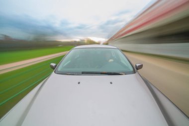 Siyah araba ağır bulanık hareket ile önden görünümü.