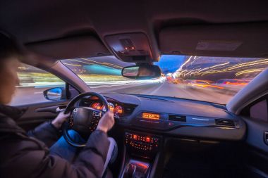 Gece şehir yol manzarası içeriden