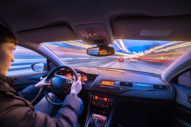 Gece şehir yol manzarası içeriden