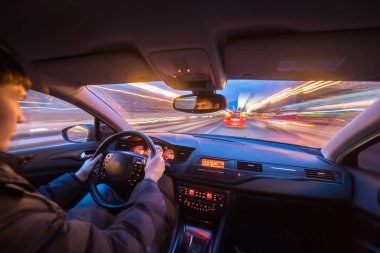 Gece şehir yol manzarası içeriden