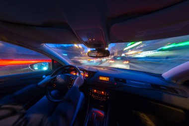 Gece şehir yol manzarası içeriden