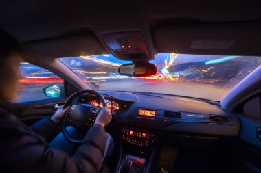 Gece şehir yol manzarası içeriden