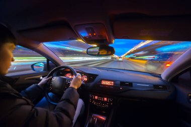 Gece şehir yol manzarası içeriden