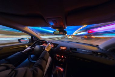 Gece şehir yol manzarası içeriden