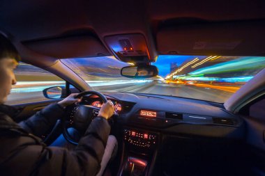 Gece şehir yol manzarası içeriden