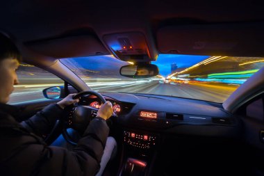 Gece şehir yol manzarası içeriden