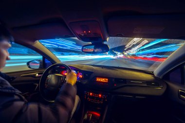 Gece şehir yol manzarası içeriden