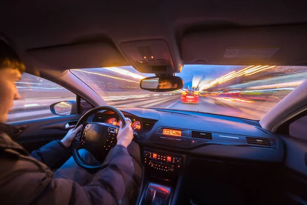 Nacht stad weg uitzicht van binnenuit auto — Stockfoto