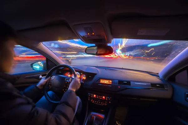 Nacht Stadt Straßenansicht aus dem Inneren Auto — Stockfoto