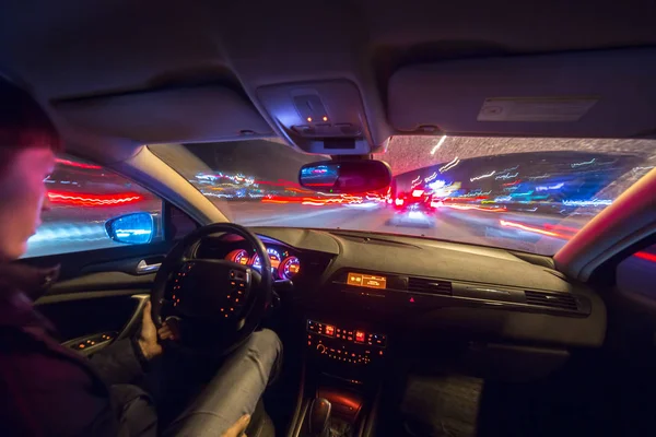 Nacht stad weg uitzicht van binnenuit auto — Stockfoto