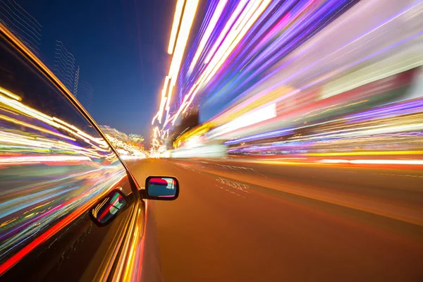 Vista do lado do carro em movimento em uma cidade noturna — Fotografia de Stock