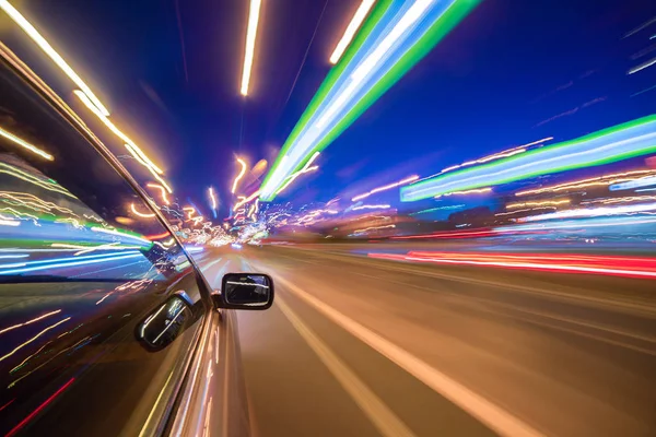 Vista do lado do carro em movimento em uma cidade noturna — Fotografia de Stock