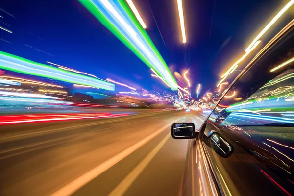 Vista do lado do carro em movimento em uma cidade noturna — Fotografia de Stock