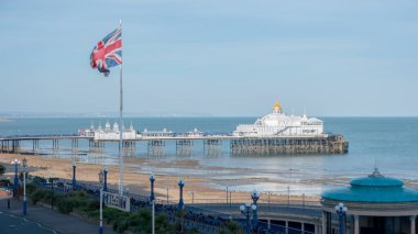 Eastbourne'nın iskele ve Manş kumsalda.