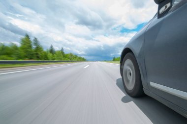 Araba büyük bir hızla hareket ediyor..