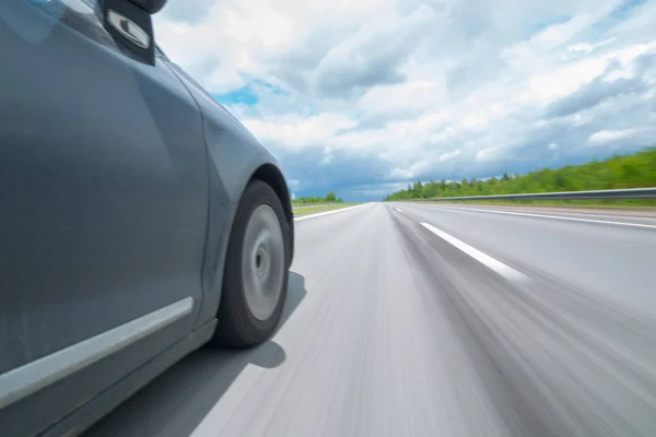 O carro se move a grande velocidade . — Fotografia de Stock