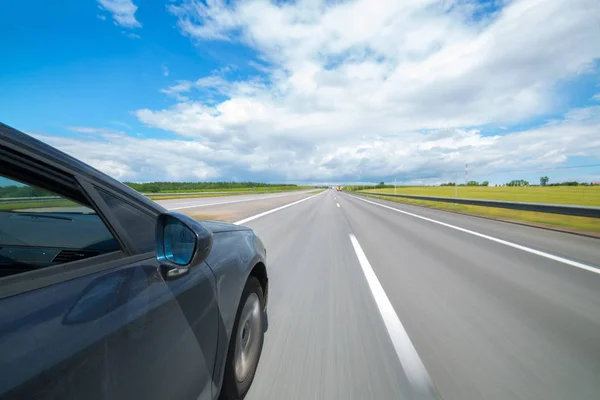 O carro se move a grande velocidade . — Fotografia de Stock