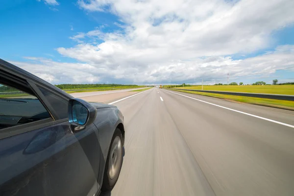 O carro se move a grande velocidade . — Fotografia de Stock