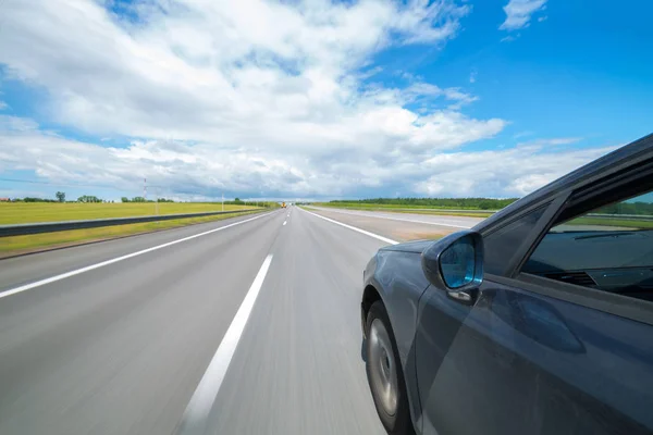 O carro se move a grande velocidade . — Fotografia de Stock