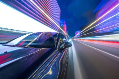 Bir gece şehrinde hareket eden Yan Araba görüntüsü