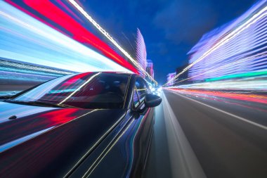 Bir gece şehrinde hareket eden Yan Araba görüntüsü