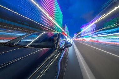 Bir gece şehrinde hareket eden Yan Araba görüntüsü