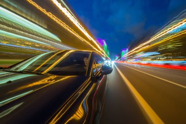 Bir gece şehrinde hareket eden Yan Araba görüntüsü