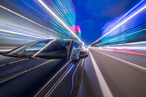 Vista desde Side of Car moviéndose en una ciudad nocturna — Foto de Stock