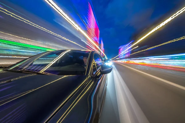 Vista do lado do carro em movimento em uma cidade noturna — Fotografia de Stock