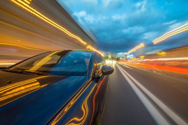 Bir gece şehrinde hareket eden Yan Araba görüntüsü