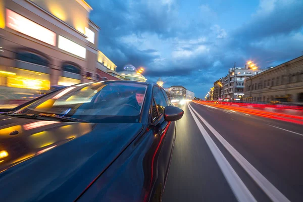 Vista do lado do carro em movimento em uma cidade noturna — Fotografia de Stock