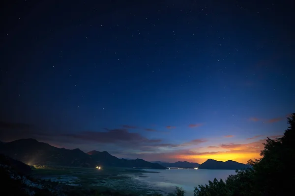 Algumas estrelas na noite com bela montanha — Fotografia de Stock
