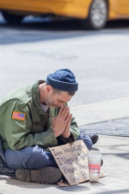 Midtown Manhattan'da evsiz adam