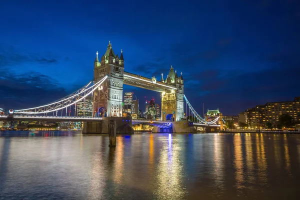 Tower Bridge à noite, Londres, Inglaterra — Fotografia de Stock