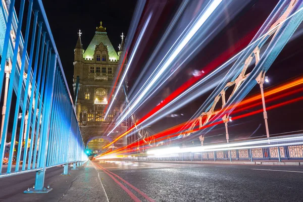 Trilhas de luz ao longo da Tower Bridge em Londres — Fotografia de Stock