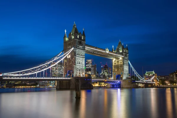 Tower Bridge à noite, Londres, Inglaterra — Fotografia de Stock