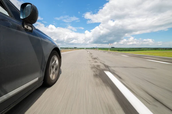 O carro se move a grande velocidade . — Fotografia de Stock