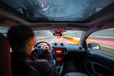 Gece şehir yol manzarası içeriden