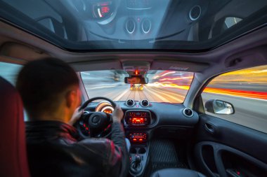 Gece şehir yol manzarası içeriden