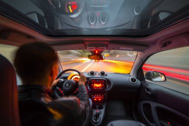 Gece şehir yol manzarası içeriden