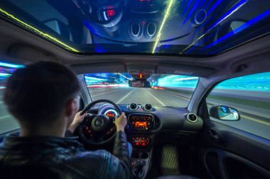 Gece şehir yol manzarası içeriden