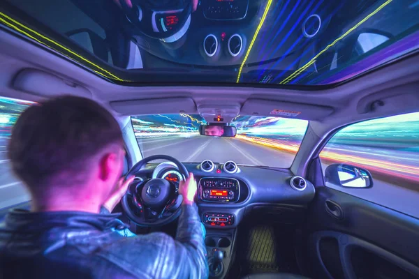 Gece şehir yol manzarası içeriden