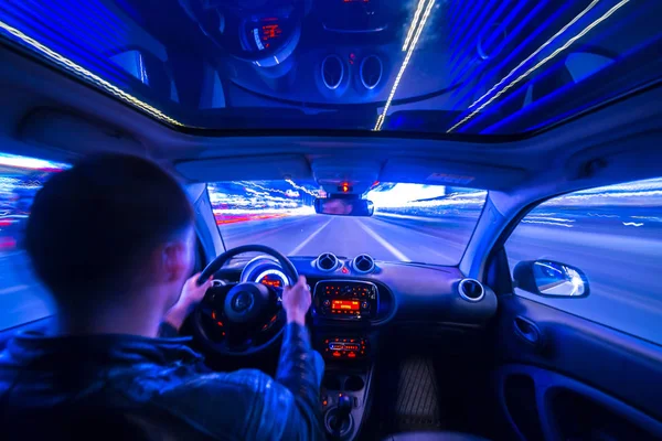 Vista nocturna de la ciudad desde el interior del coche — Foto de Stock