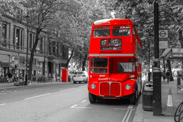 Londoner vermelho duplo decker ônibus vintage na rua . — Fotografia de Stock