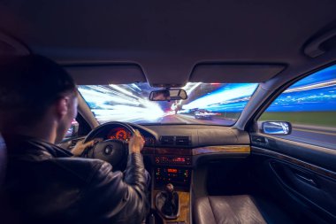 Gece şehir yol manzarası içeriden